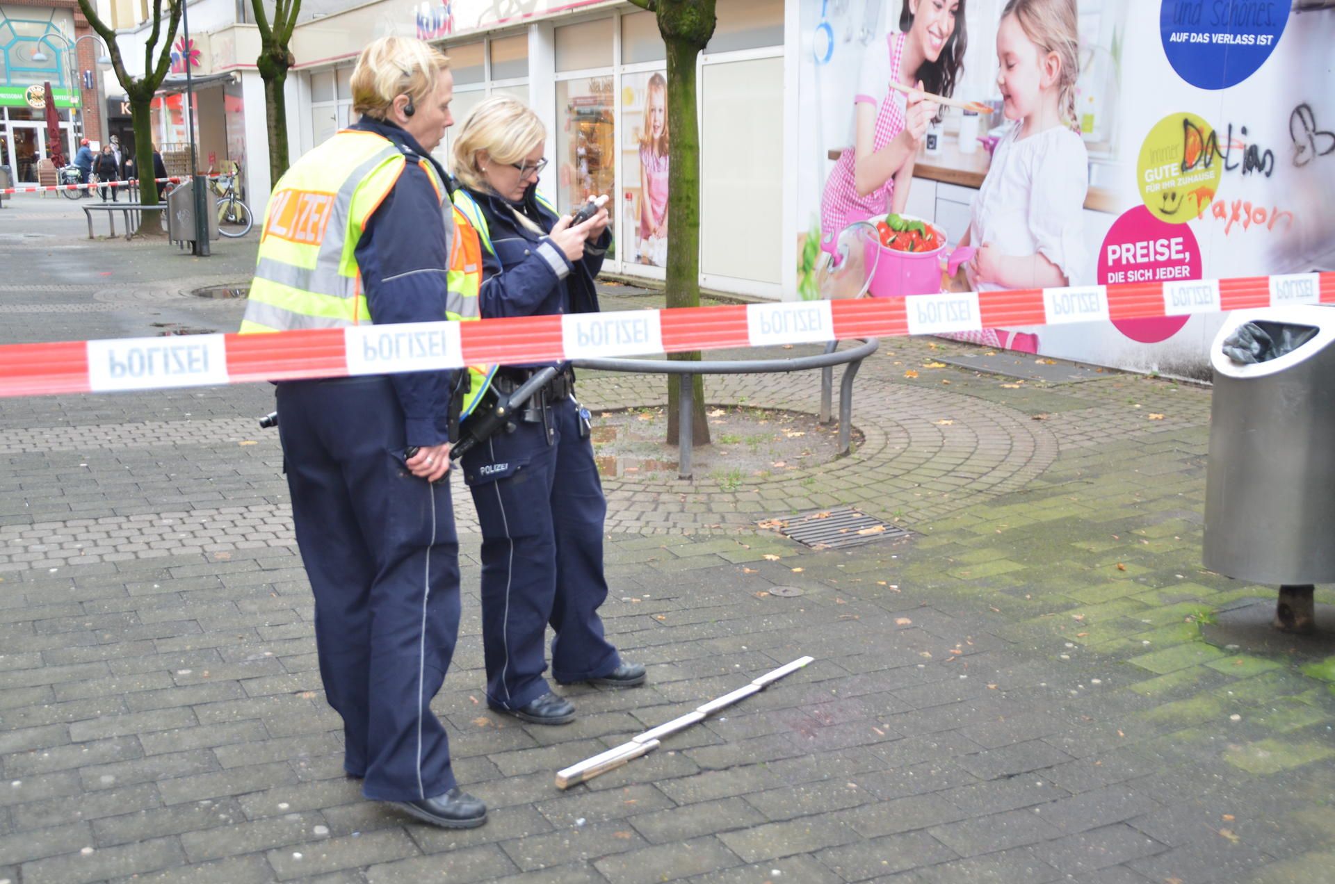 Zwei Polizistinnen am Tatort.
