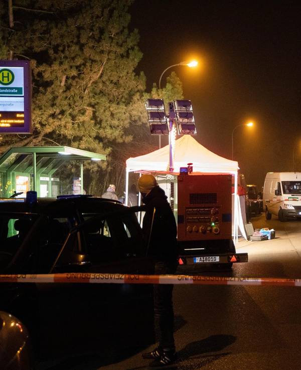 Die Polizei hat den Bereich vor einer Bushaltestelle abgesperrt.