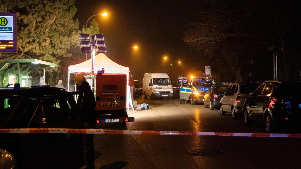 Die Polizei hat den Bereich vor einer Bushaltestelle abgesperrt.