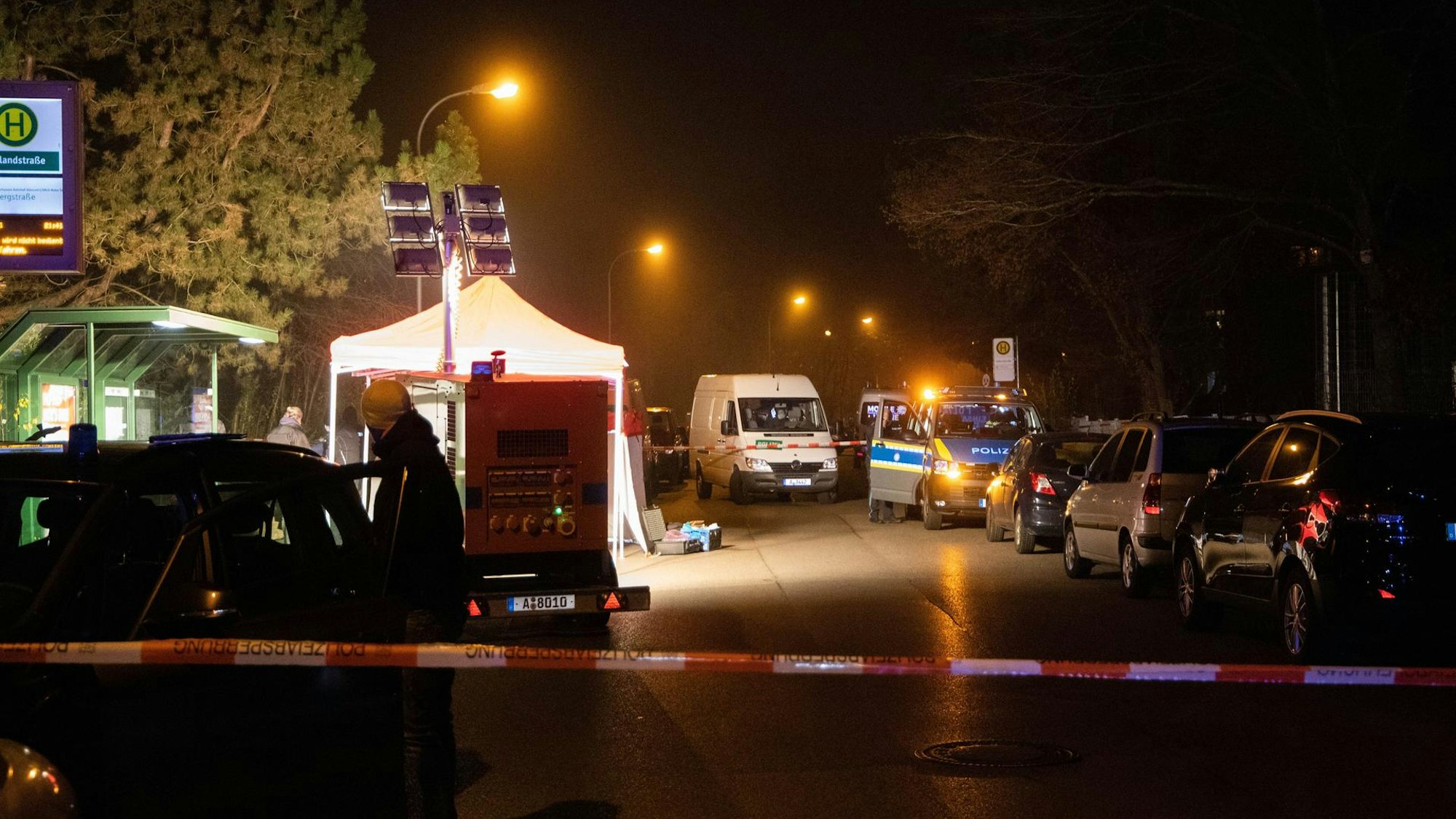 Die Polizei hat den Bereich vor einer Bushaltestelle abgesperrt.