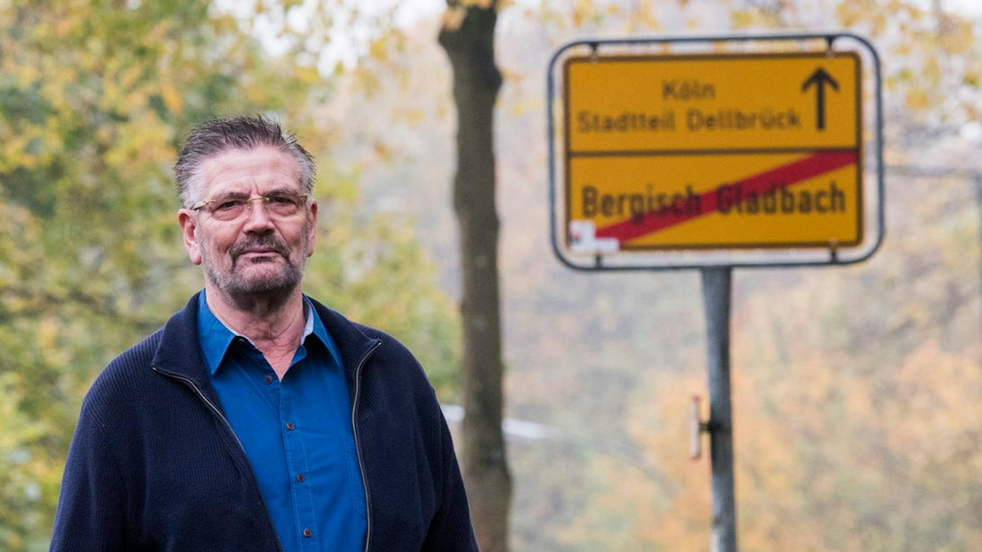 Günther Klum aus Bergisch Gladbach vor dem Kölner Ortsschild