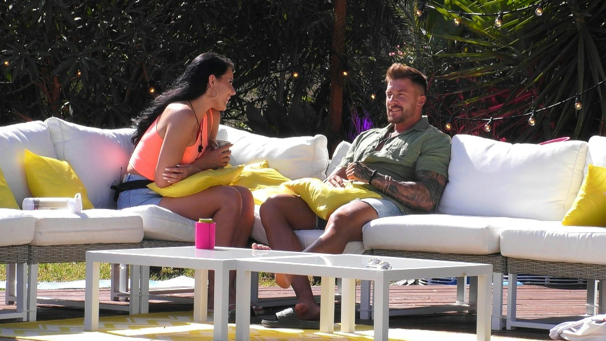 loveisland-23-laura-flirtet-mit-mischa