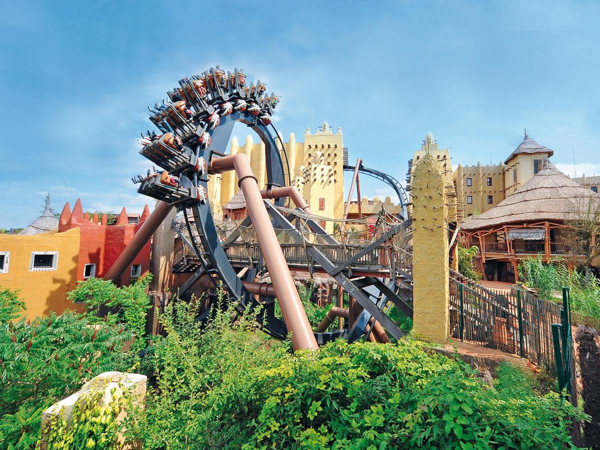 Das Phantasialand in Brühl zieht in jeder Saison Massen von Besuchern an. Doch eine Achterbahn-Attraktion fällt erstmal aus. Unser undatiertes Foto zeigt den Freizeitpark in NRW.