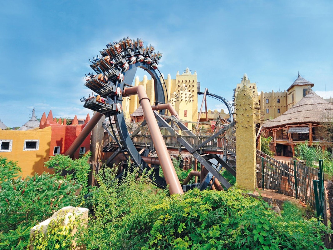 Das Phantasialand in Brühl zieht in jeder Saison Massen von Besuchern an. Doch eine Achterbahn-Attraktion fällt erstmal aus. Unser undatiertes Foto zeigt den Freizeitpark in NRW.