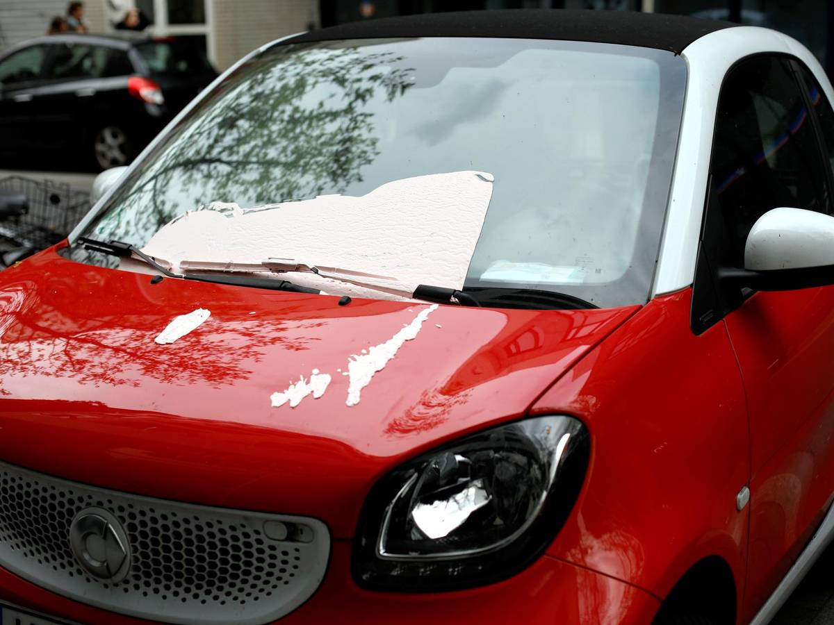 Farb-Attacke auf Auto von Karl Lauterbach in Köln