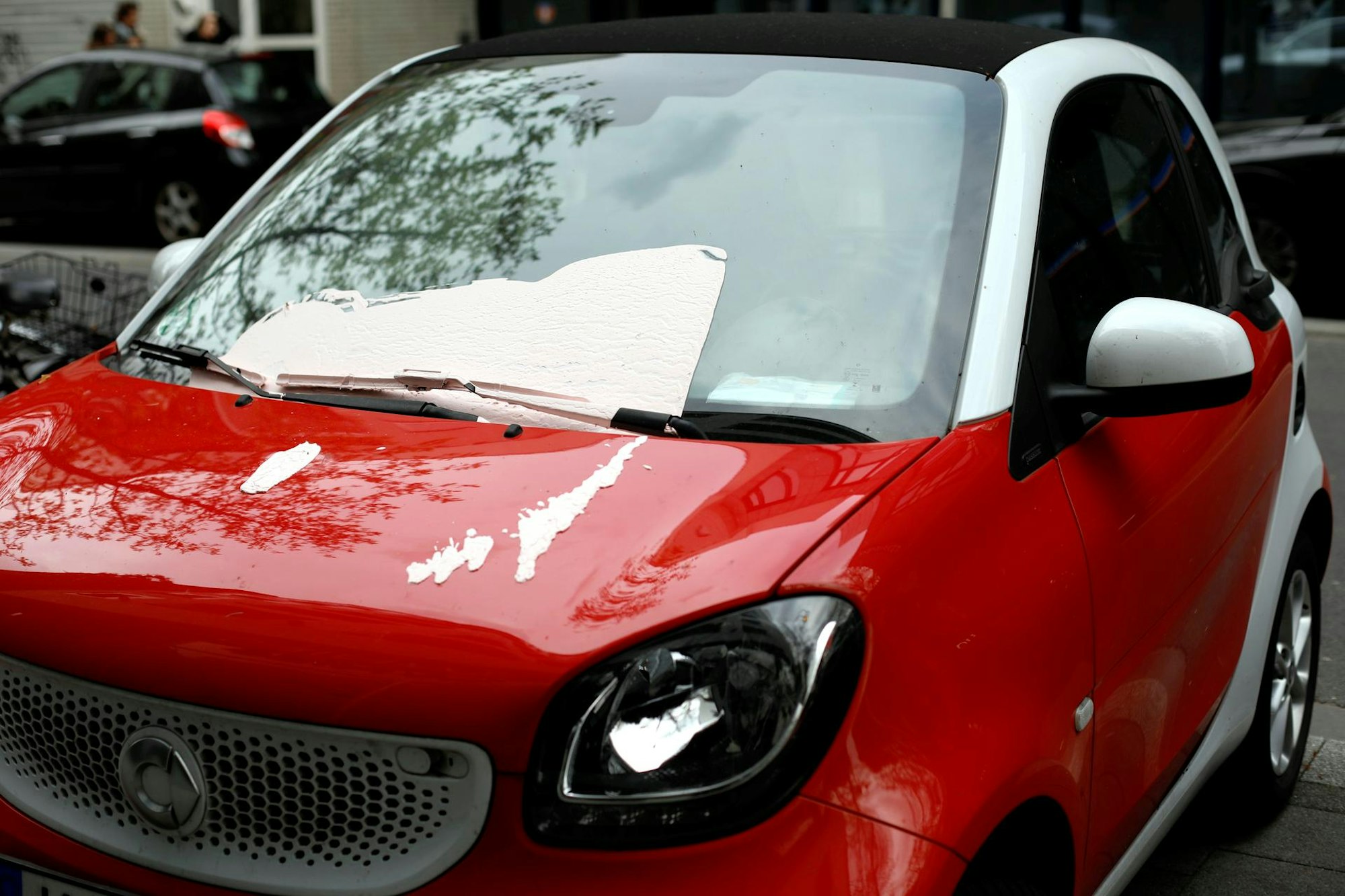 Farb-Attacke auf Auto von Karl Lauterbach in Köln