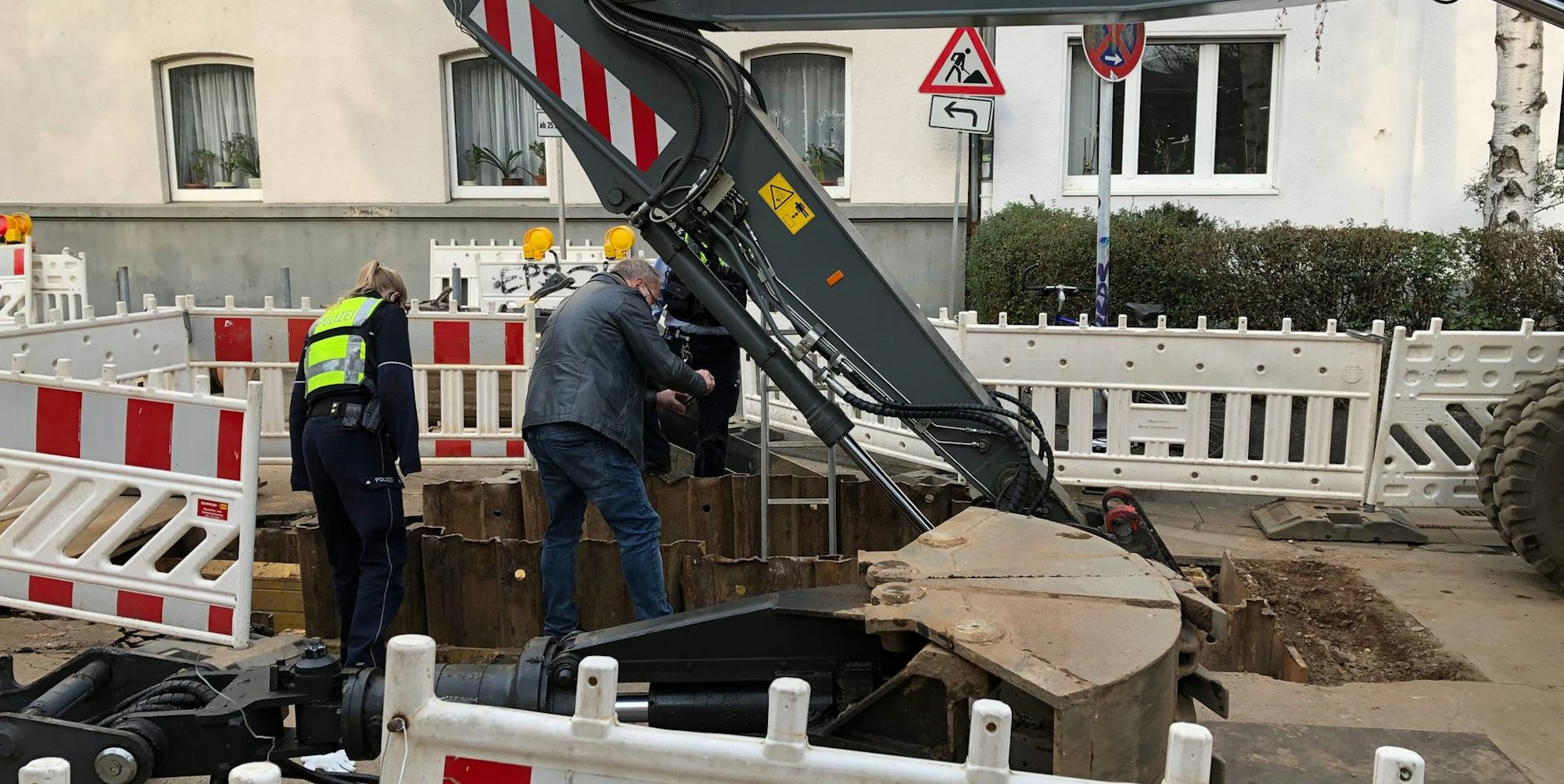 Stahlplatte trifft Bauarbeiter