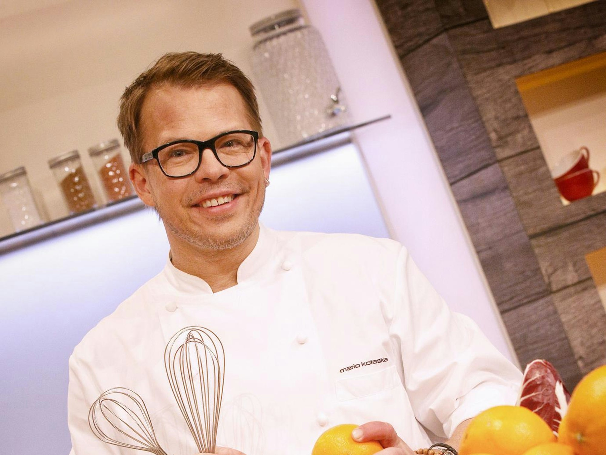 Mario Kotaska kocht im Fernsehen ein Gericht.