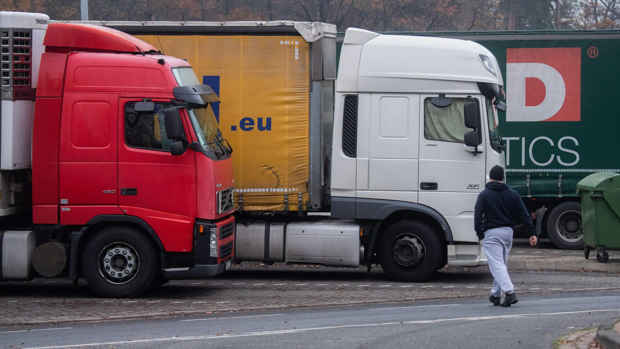Lkw stehen auf einem Parkplatz an der Autobahn.