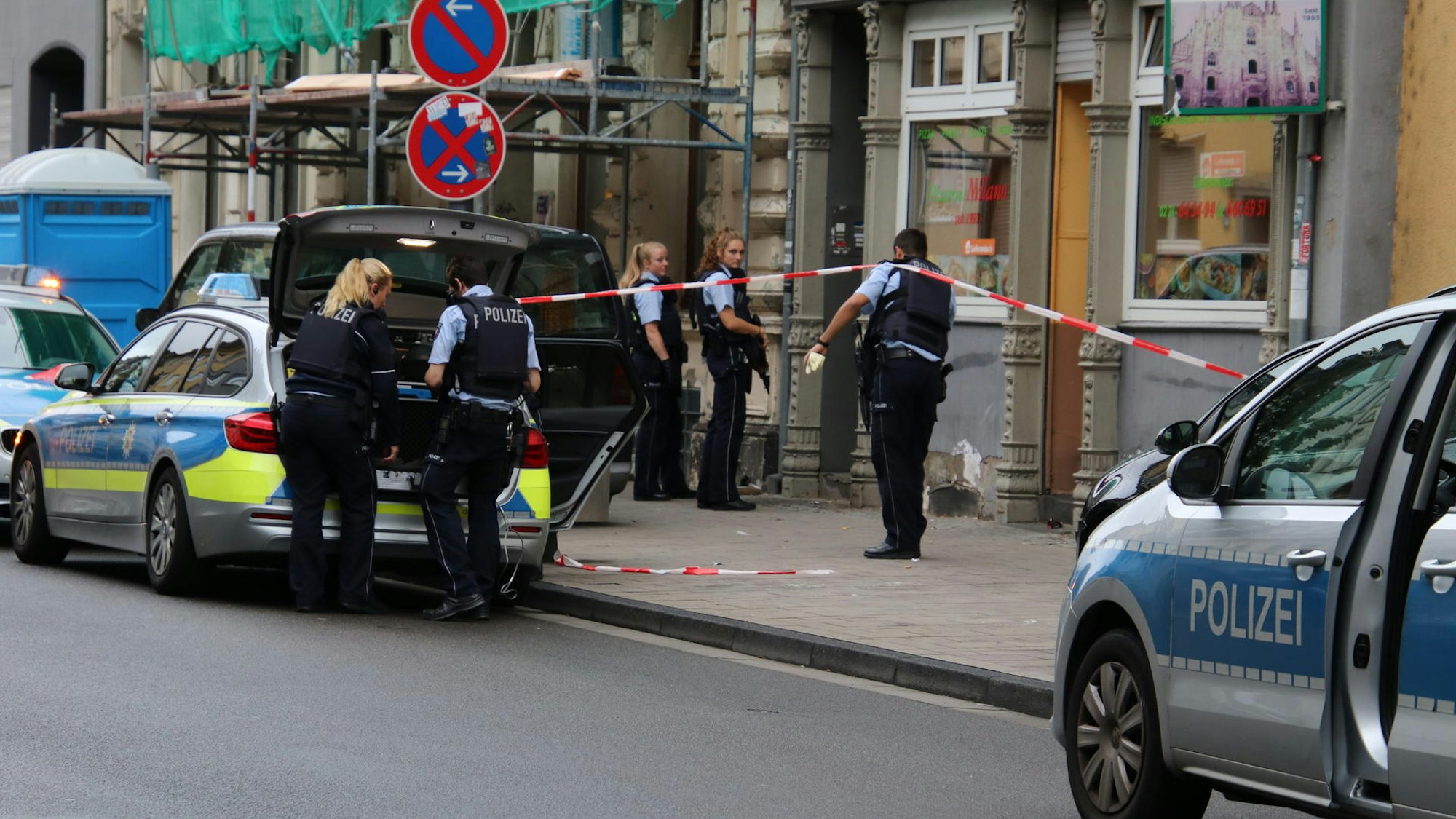 Kölner Polizei bei einem Einsatz auf der Berliner Straße in Köln-Mülheim