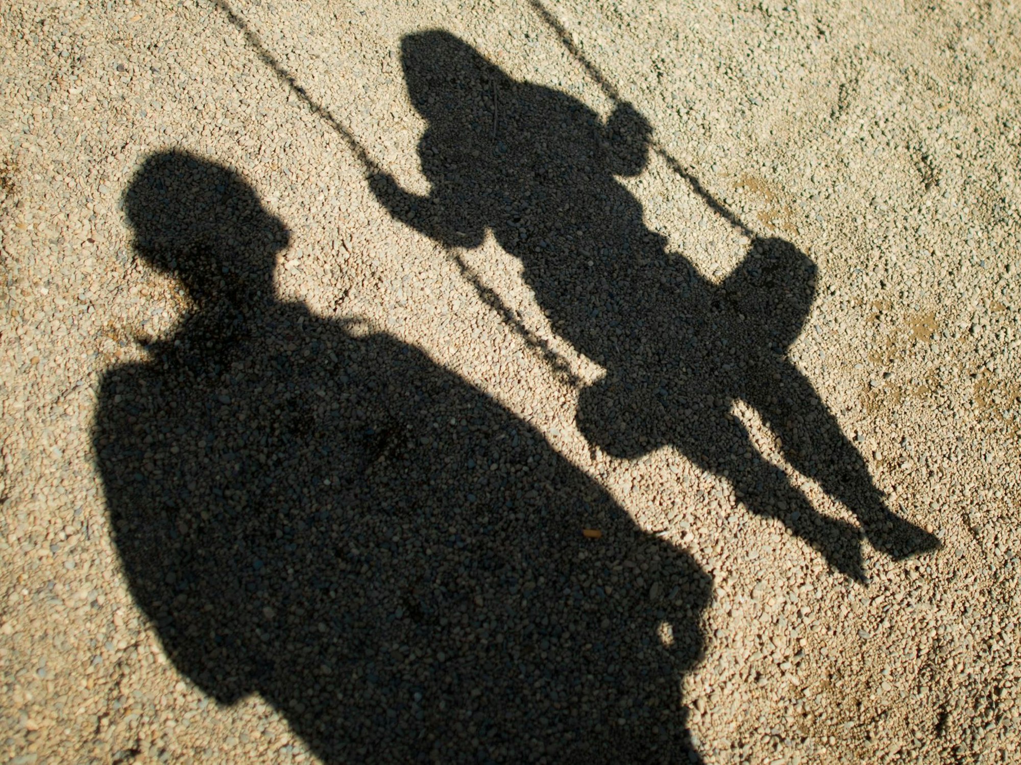 Ein 44-jähriger Mann soll sich mindestens an zwölf Kindern mit teils schwerster sexueller Gewalt vergriffen haben. Symbolfoto eines möglichen Missbrauches. Es steht nicht in direktem Zusammenhang mit den Taten.