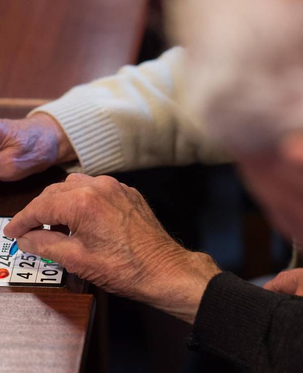 Senioren spielen Bingo.