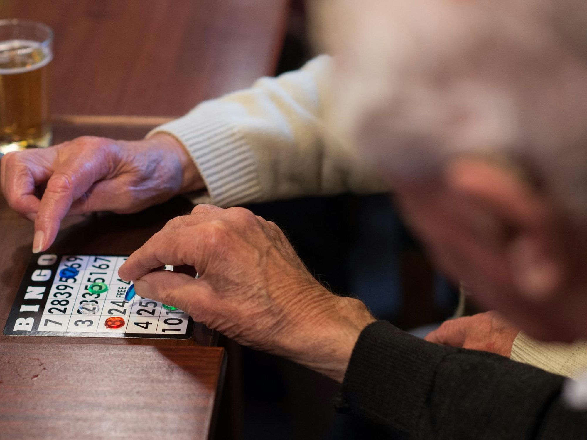 Senioren spielen Bingo.