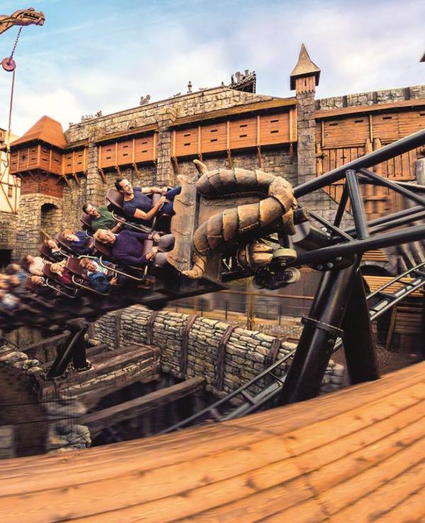 Die Achterbahn Taron im Phantasialand in Brühl.
