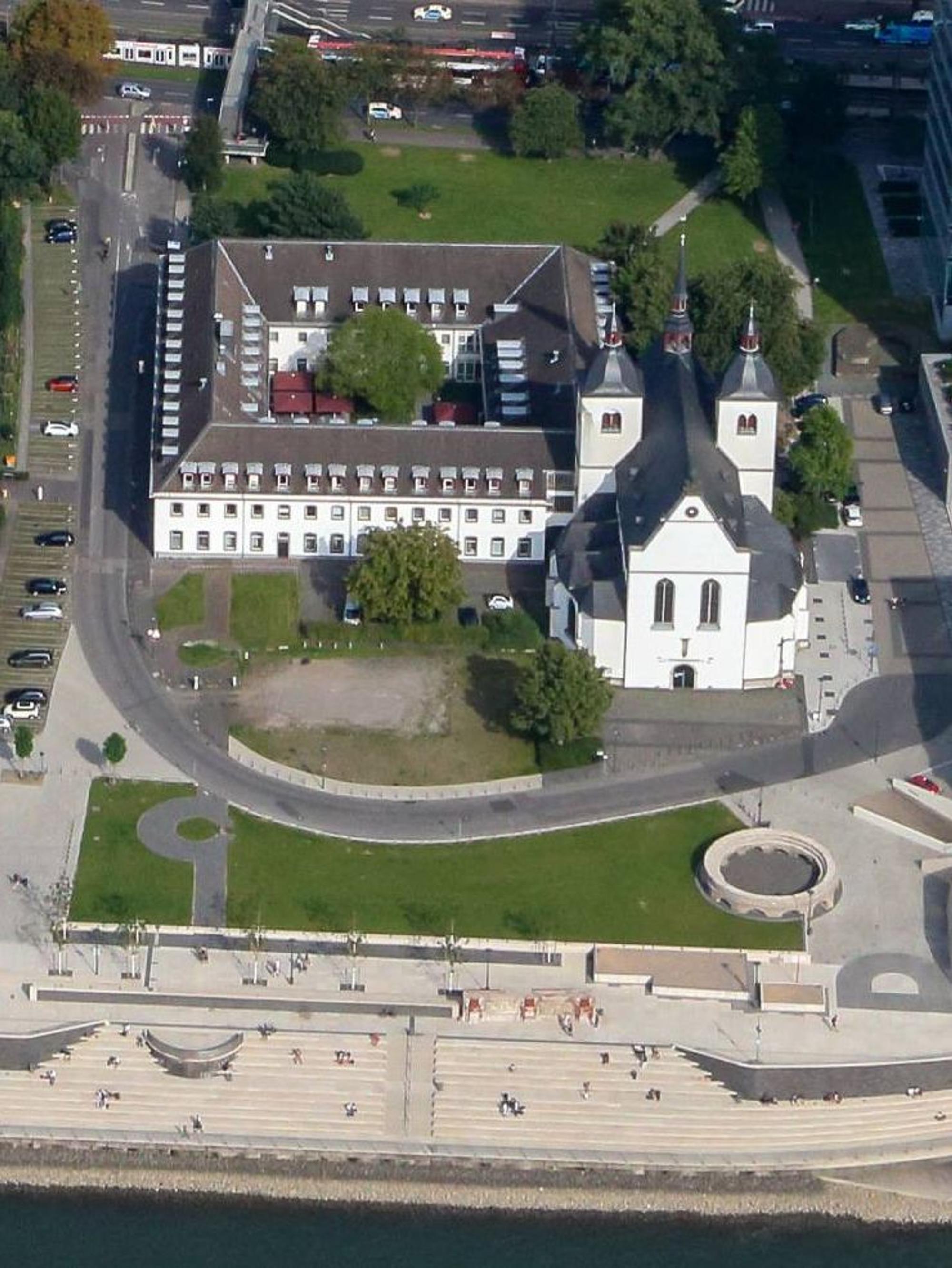 Luftaufnahme des Historischen Park Deutz in Köln mit Blick auf den Rheinboulevard.