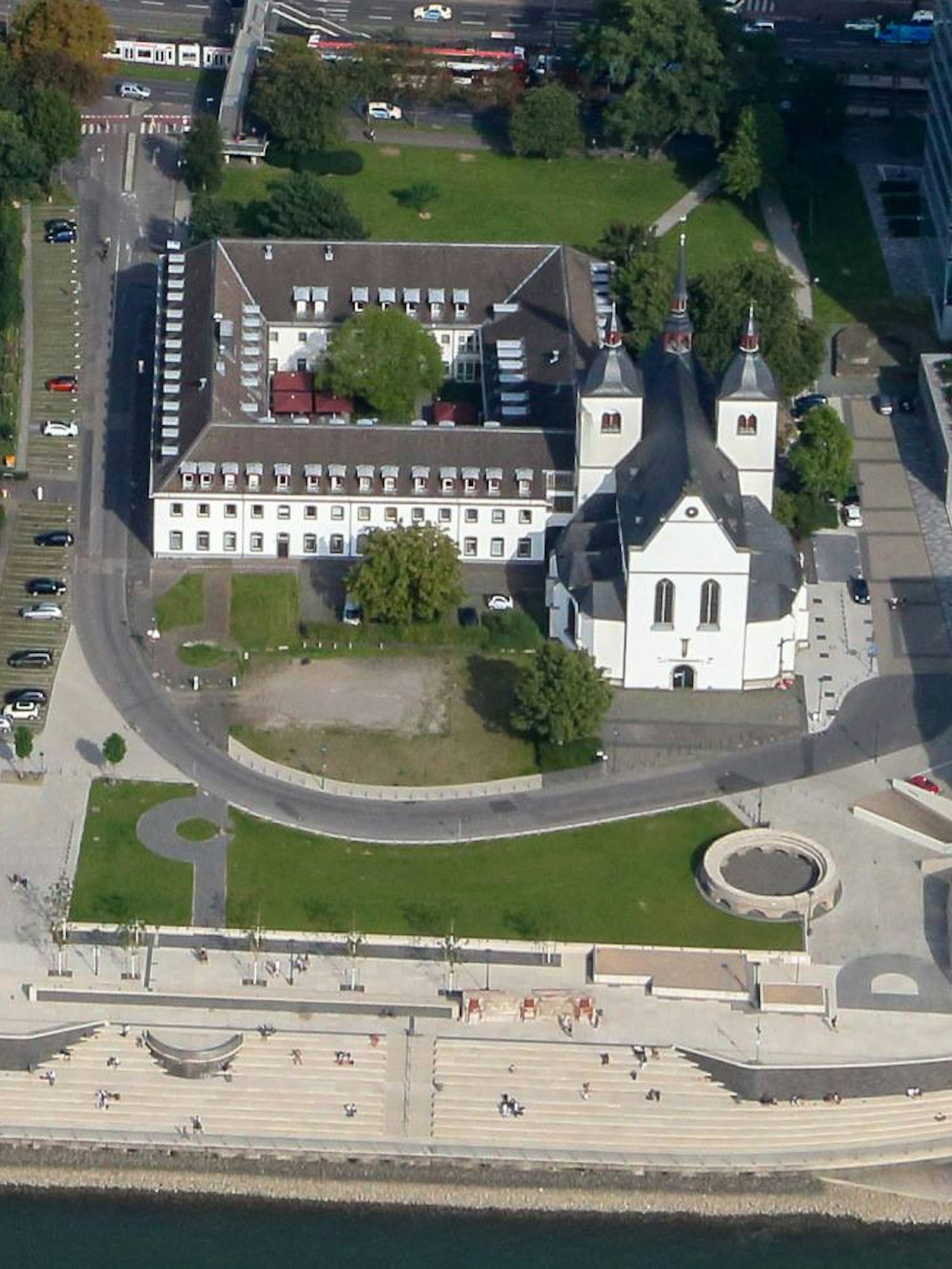 Luftaufnahme des Historischen Park Deutz in Köln mit Blick auf den Rheinboulevard.