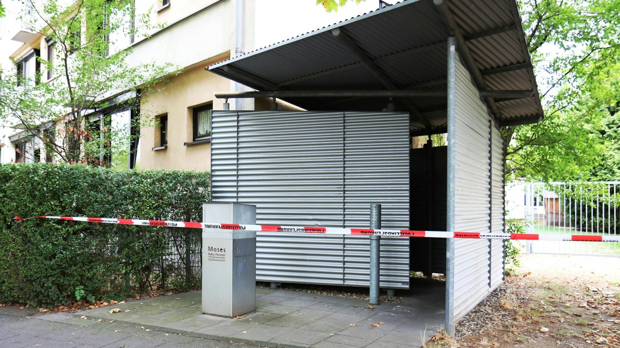 Die Polizei hat die Babyklappe mit rot-weißem Flatterband abgesperrt.