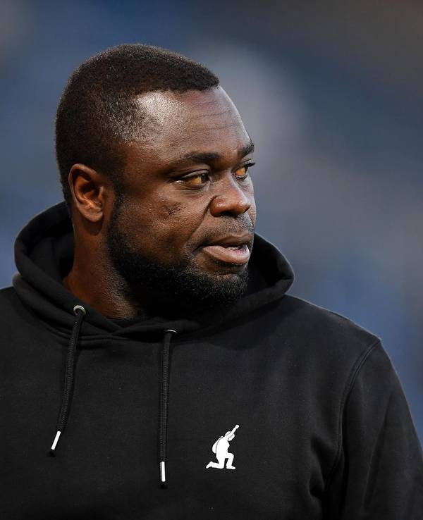 Schalkes Gerald Asamoah steht im Stadion von Arminia Bielefeld bei der 0:1-Niederlage des FC Schalke 04