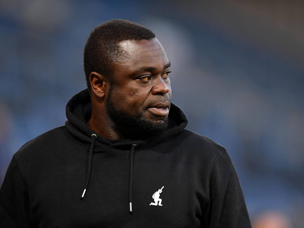 Schalkes Gerald Asamoah steht im Stadion von Arminia Bielefeld bei der 0:1-Niederlage des FC Schalke 04