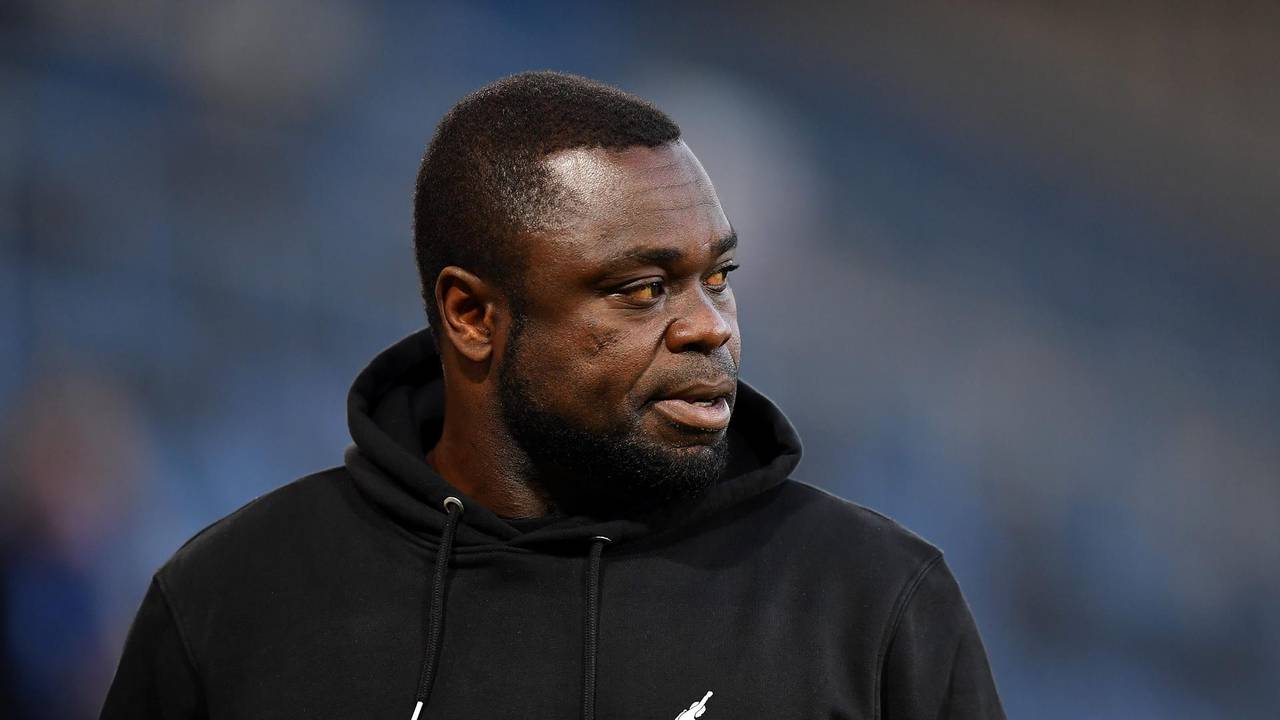 Schalkes Gerald Asamoah steht im Stadion von Arminia Bielefeld bei der 0:1-Niederlage des FC Schalke 04