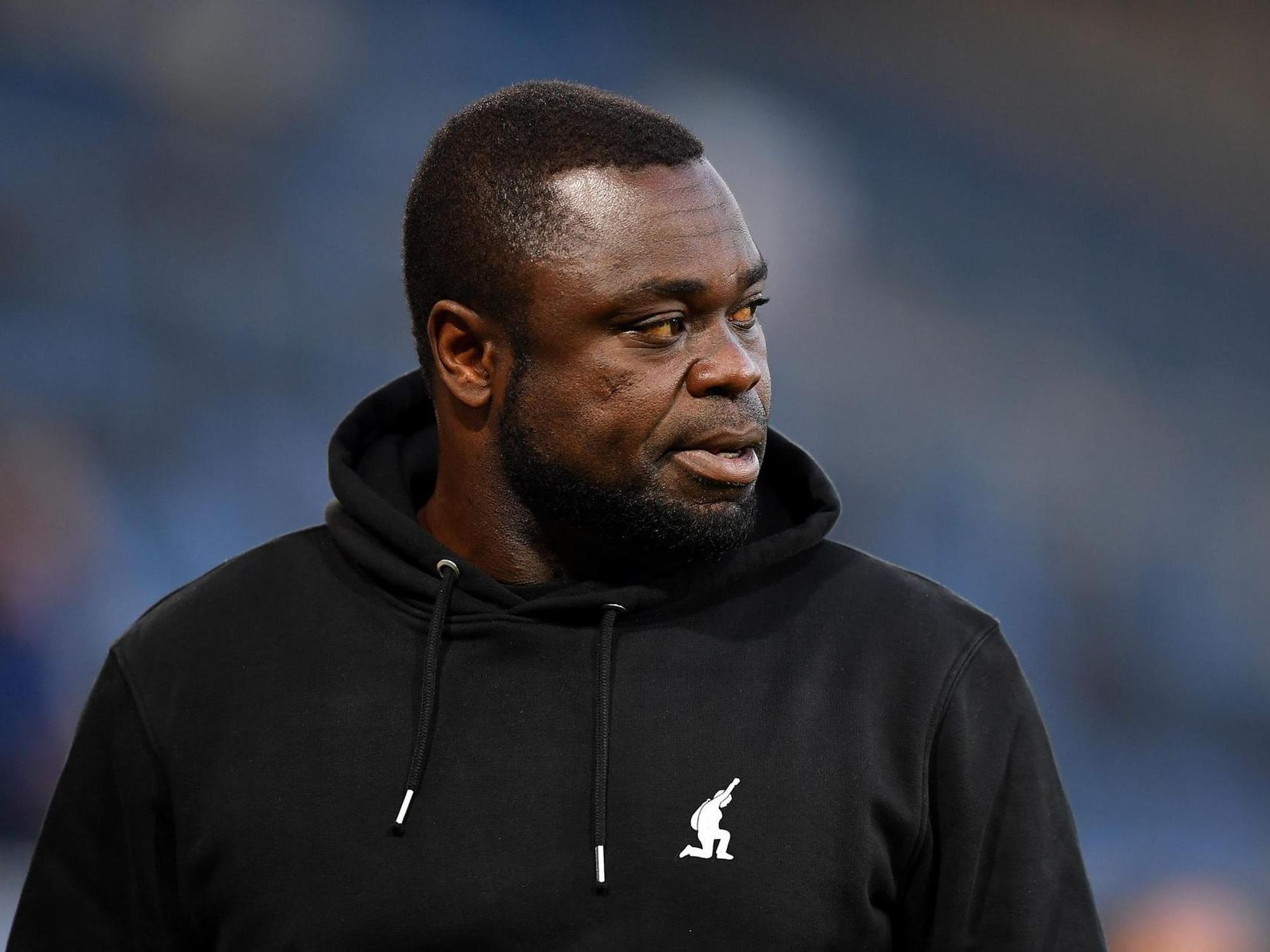 Schalkes Gerald Asamoah steht im Stadion von Arminia Bielefeld bei der 0:1-Niederlage des FC Schalke 04