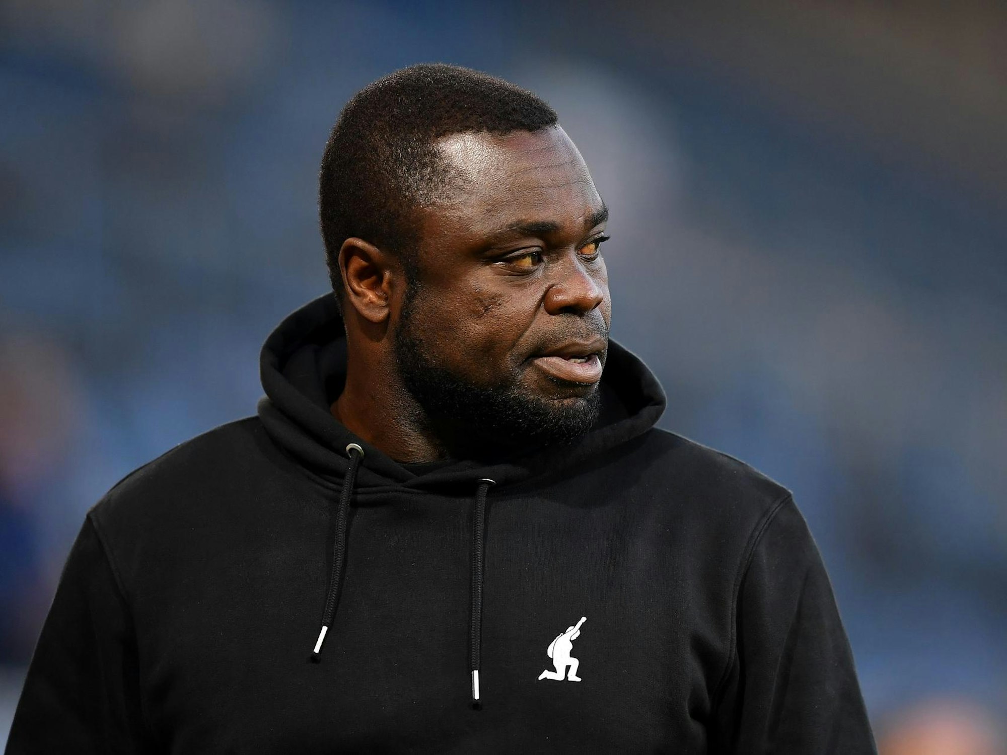 Schalkes Gerald Asamoah steht im Stadion von Arminia Bielefeld bei der 0:1-Niederlage des FC Schalke 04