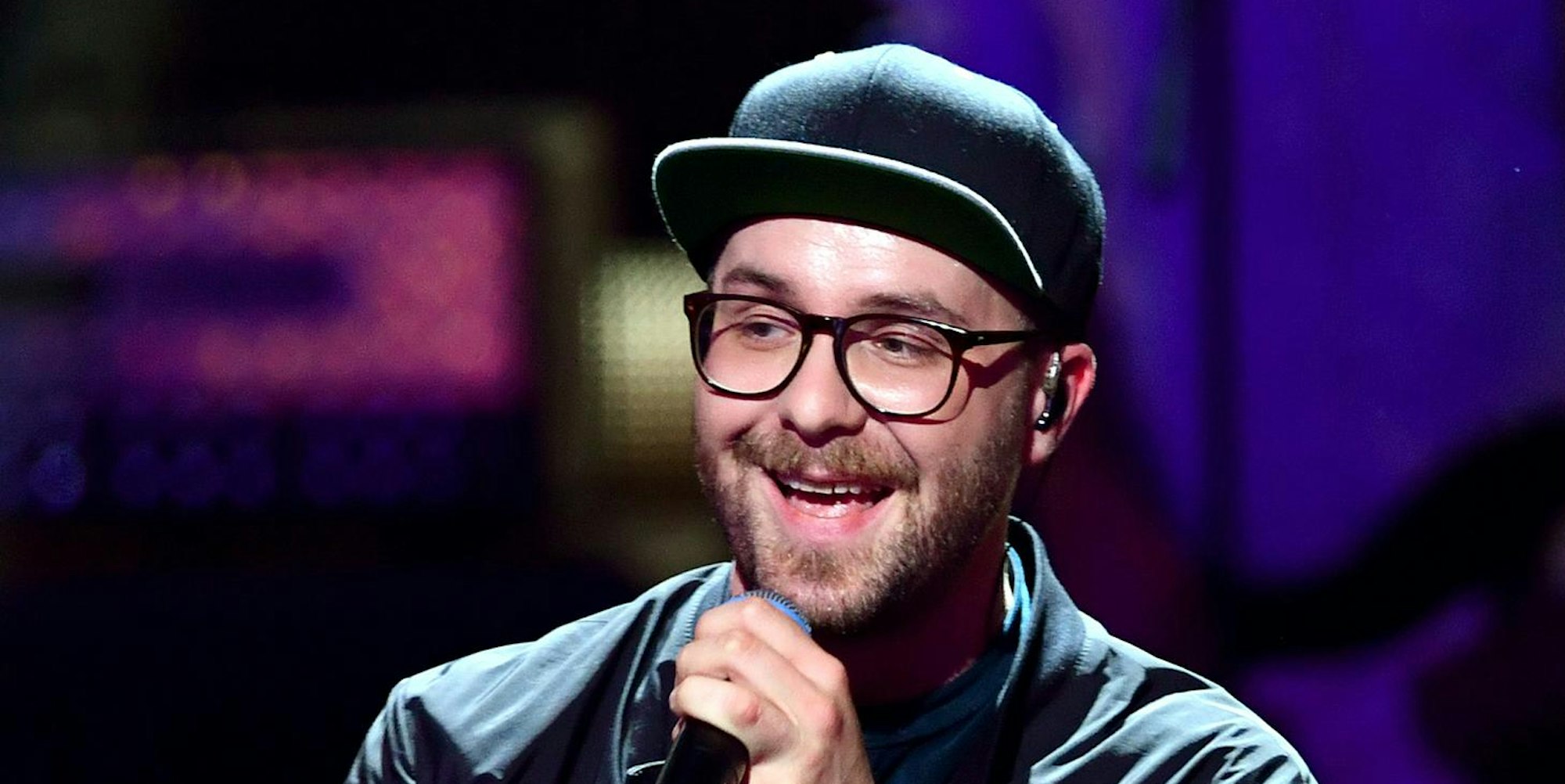 Mark Forster wie man ihn kennt: Mit Kappe und Brille (hier bei eine Auftritt in Berlin im November 2018).