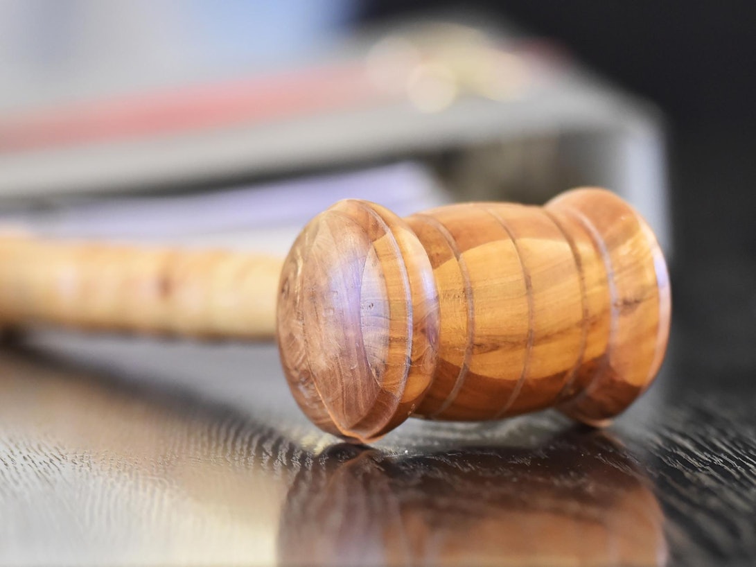 Dieses undatierte Symbolbild zeigt einen Hammer, wie ihn Richter bei Verkündung ihres Urteils verwenden.