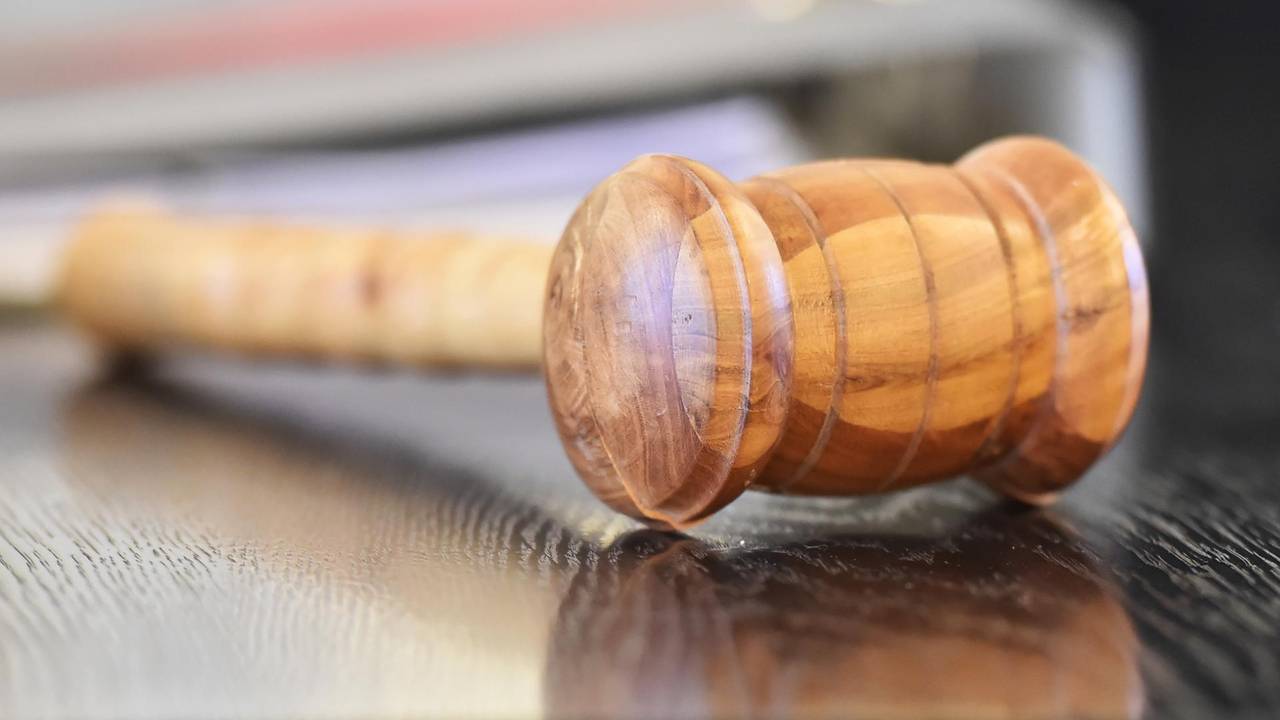 Hammer bei Gericht.