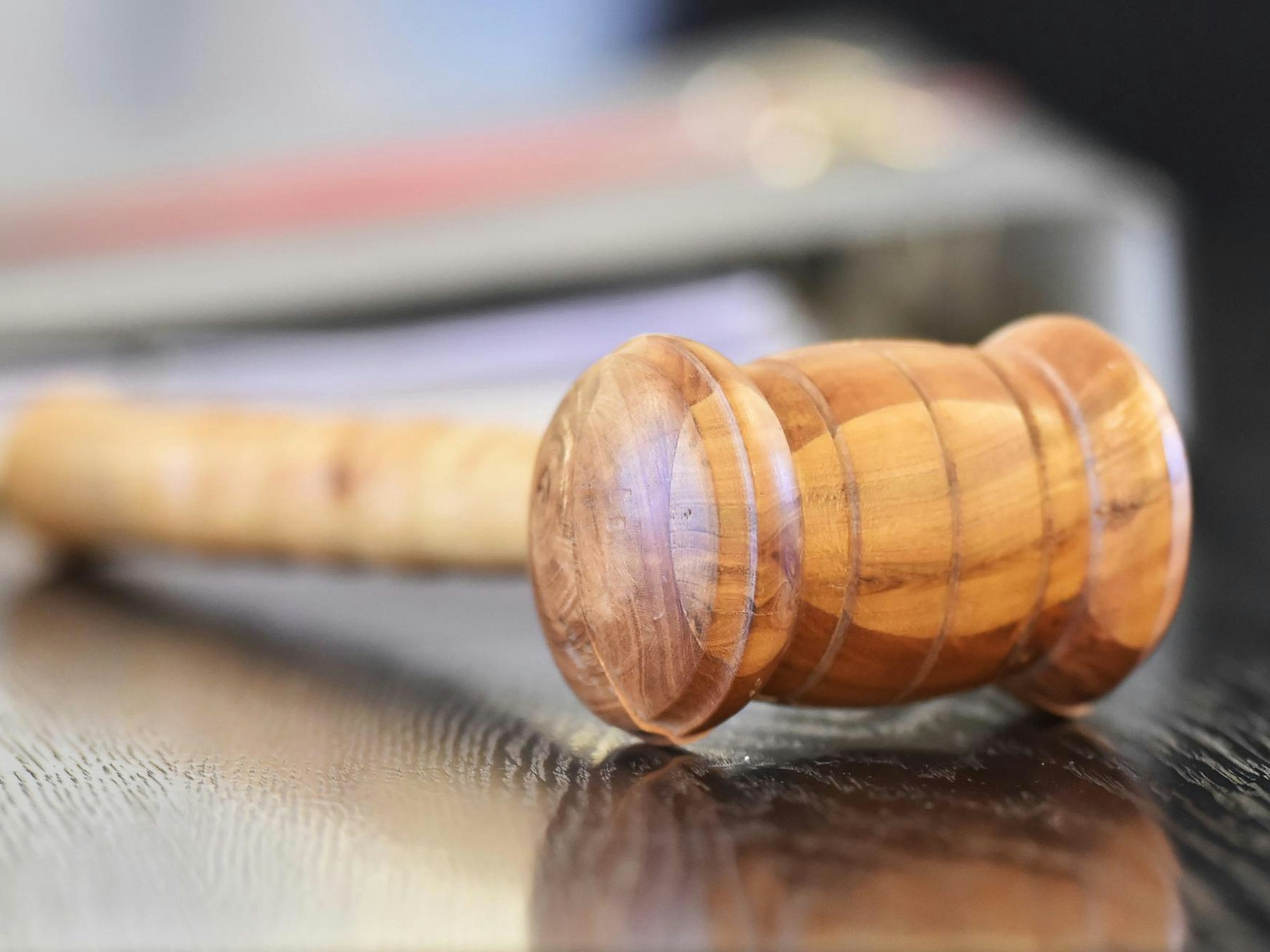 Dieses undatierte Symbolbild zeigt einen Hammer, wie ihn Richter bei Verkündung ihres Urteils verwenden.