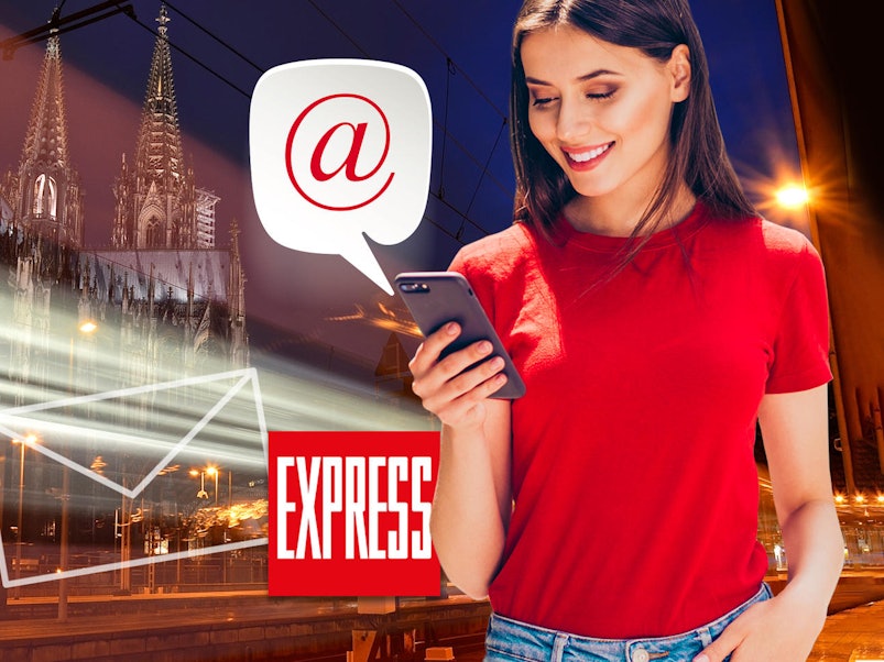 Eine Frau schaut auf Ihrem Handy den Newsletter von EXPRESS.de an