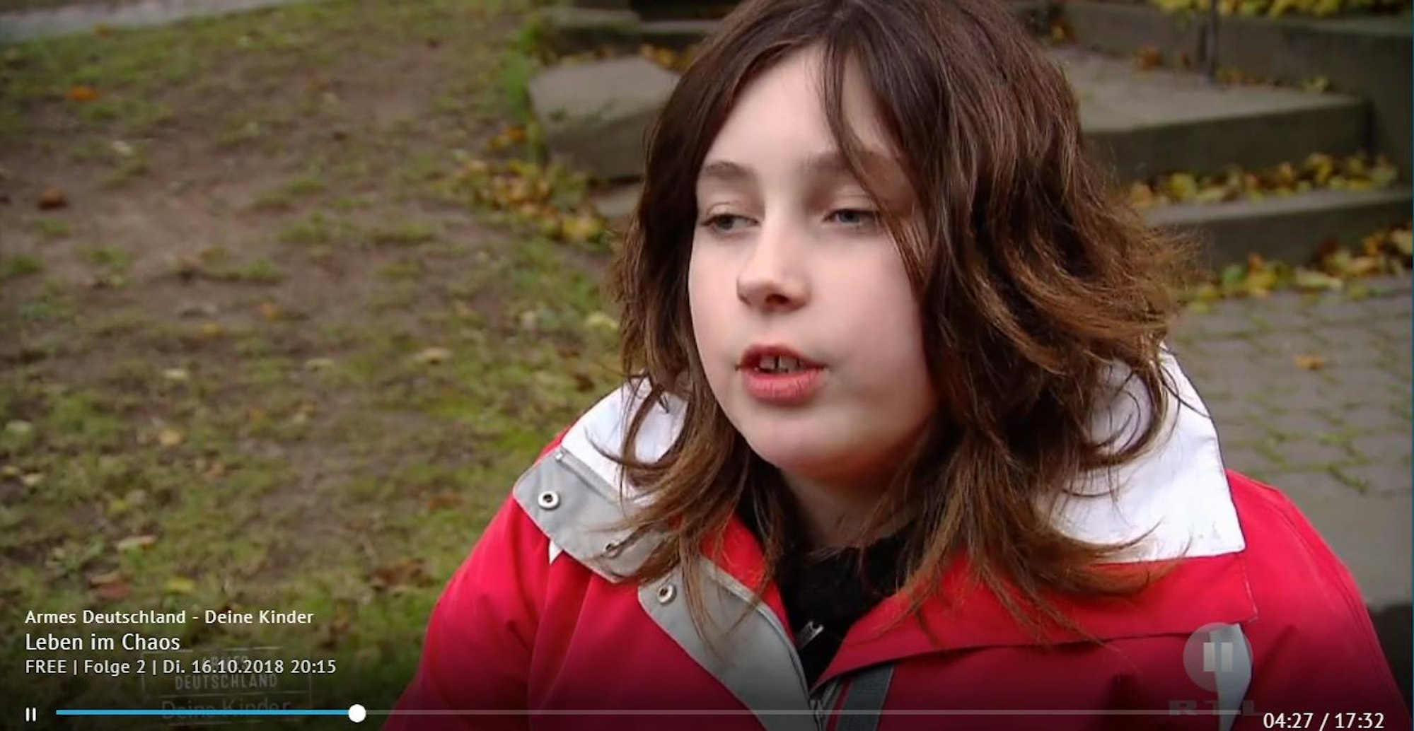 laura zur kamera draußen