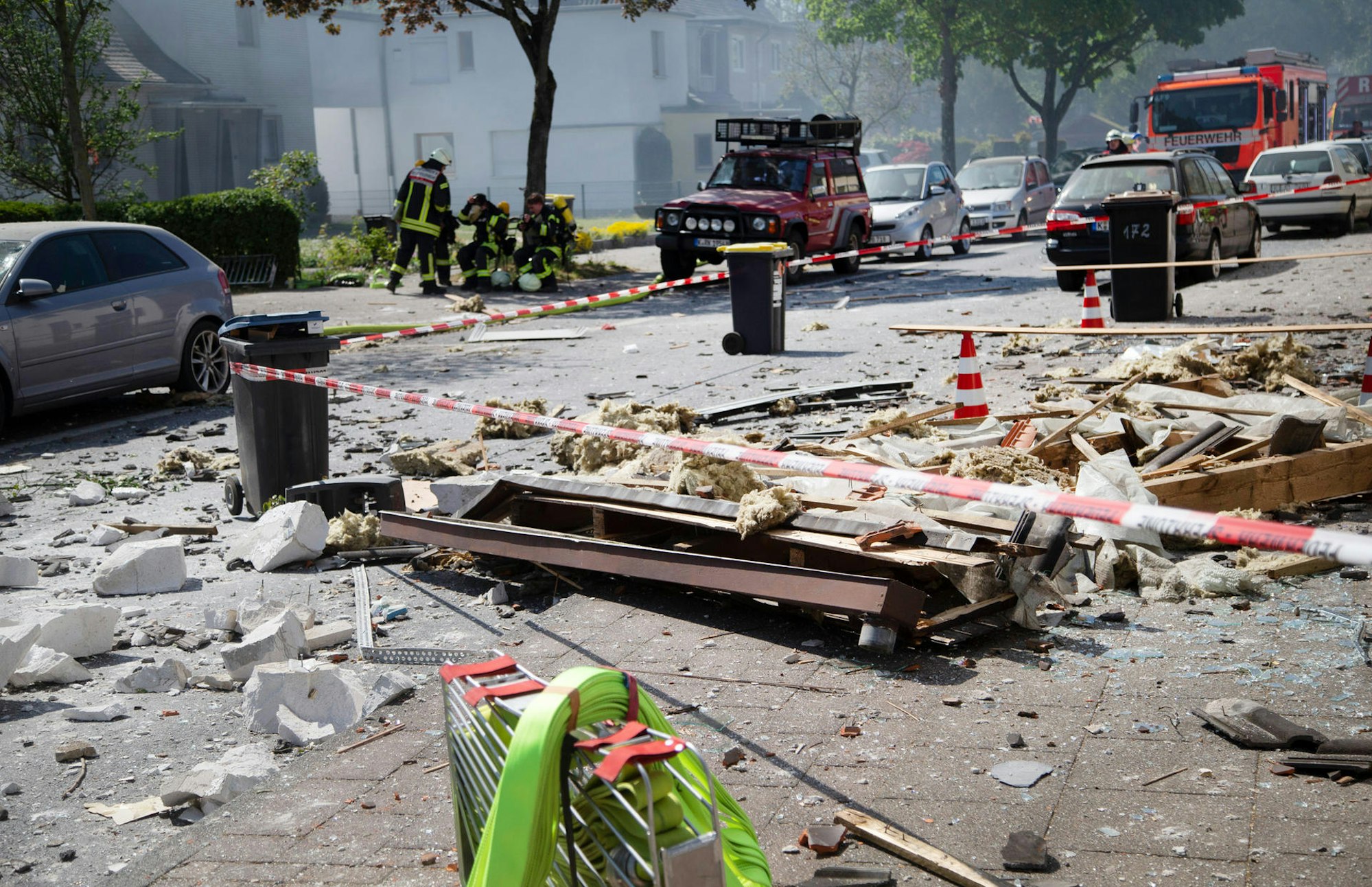 Die Straße war nach der Explosion mit Trümmern übersät.