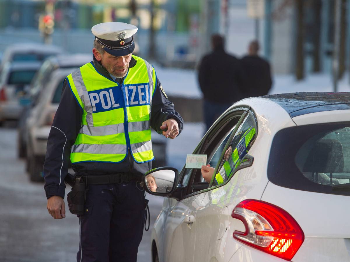 Das undatierte Symbolfoto zeigt eine Führerscheinkontrolle der Polizei.
