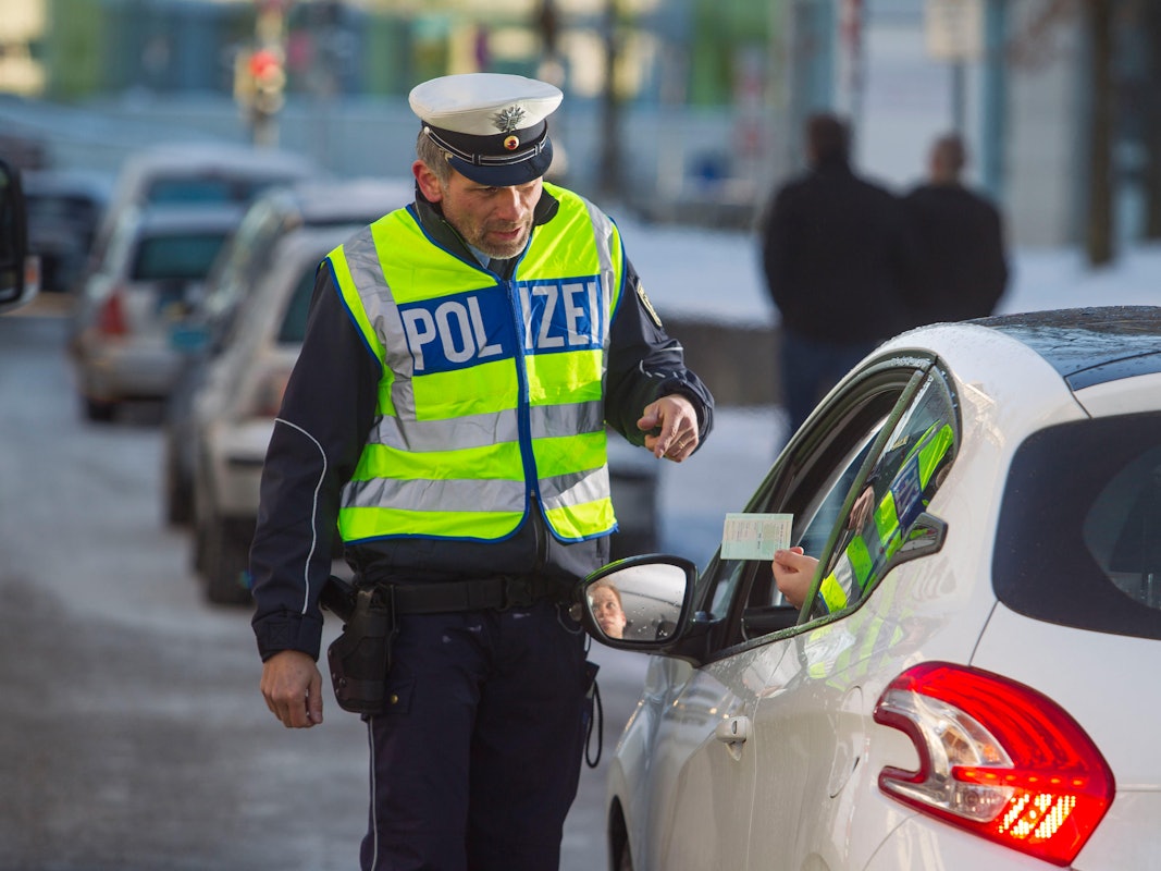 Das undatierte Symbolfoto zeigt eine Führerscheinkontrolle der Polizei.