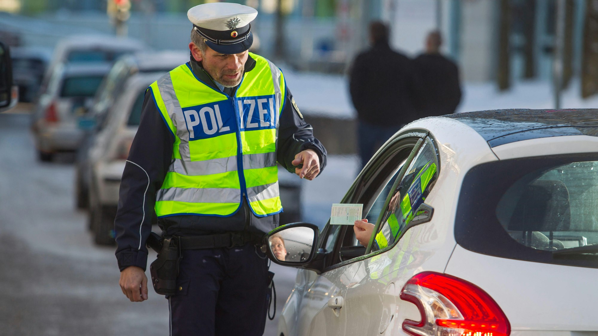 Das undatierte Symbolfoto zeigt eine Führerscheinkontrolle der Polizei.