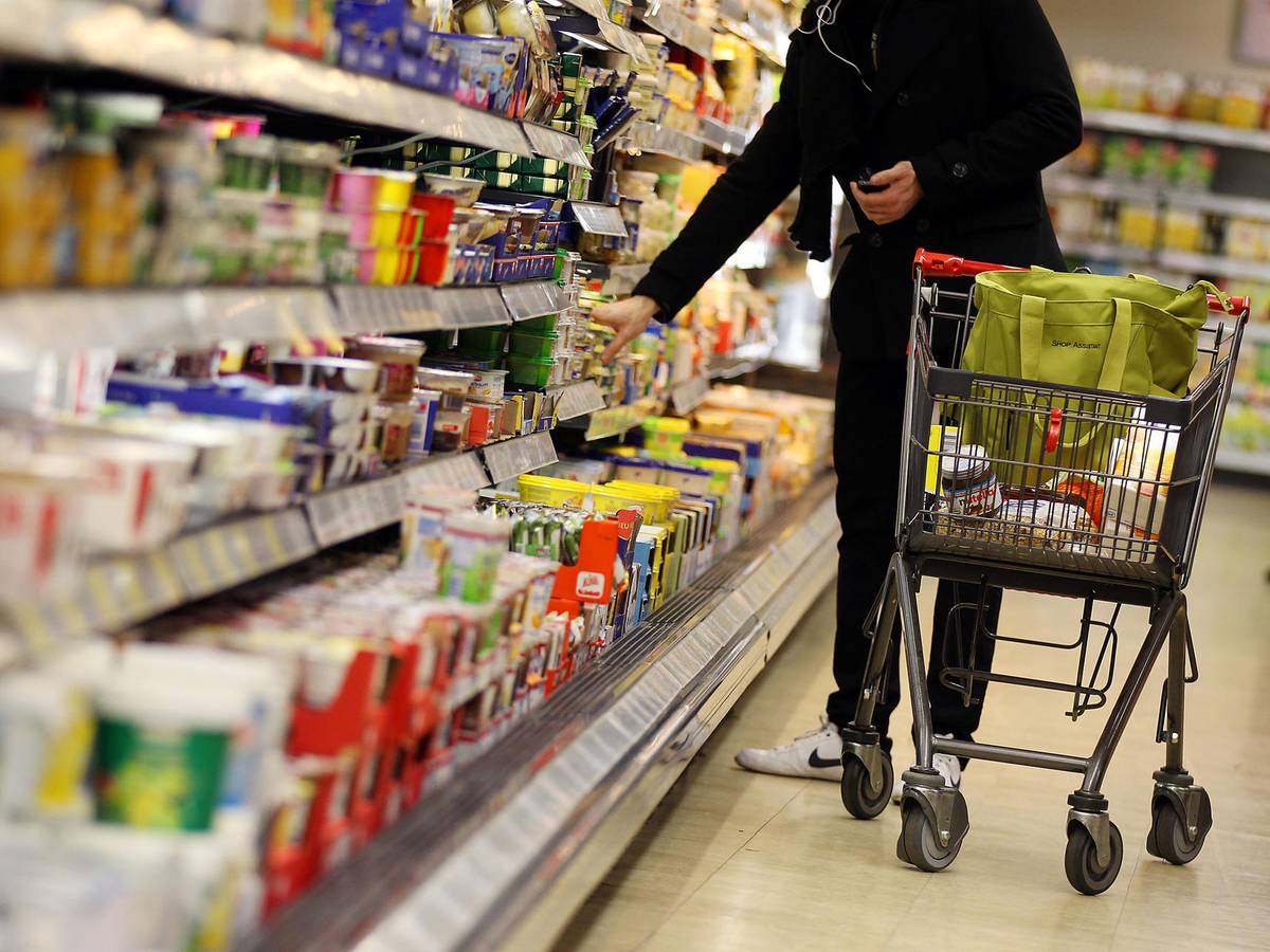 Ein Kunde kauft in einem Supermarkt ein. Immer wieder rufen Supermärkte und Discounter Produkte wegen des Stoffes Ethylenoxid zurück.