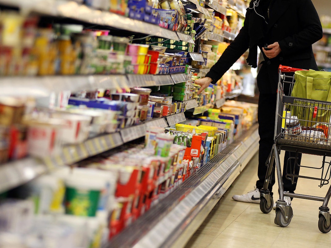 Ein Kunde kauft in einem Supermarkt ein. Immer wieder rufen Supermärkte und Discounter Produkte wegen des Stoffes Ethylenoxid zurück.