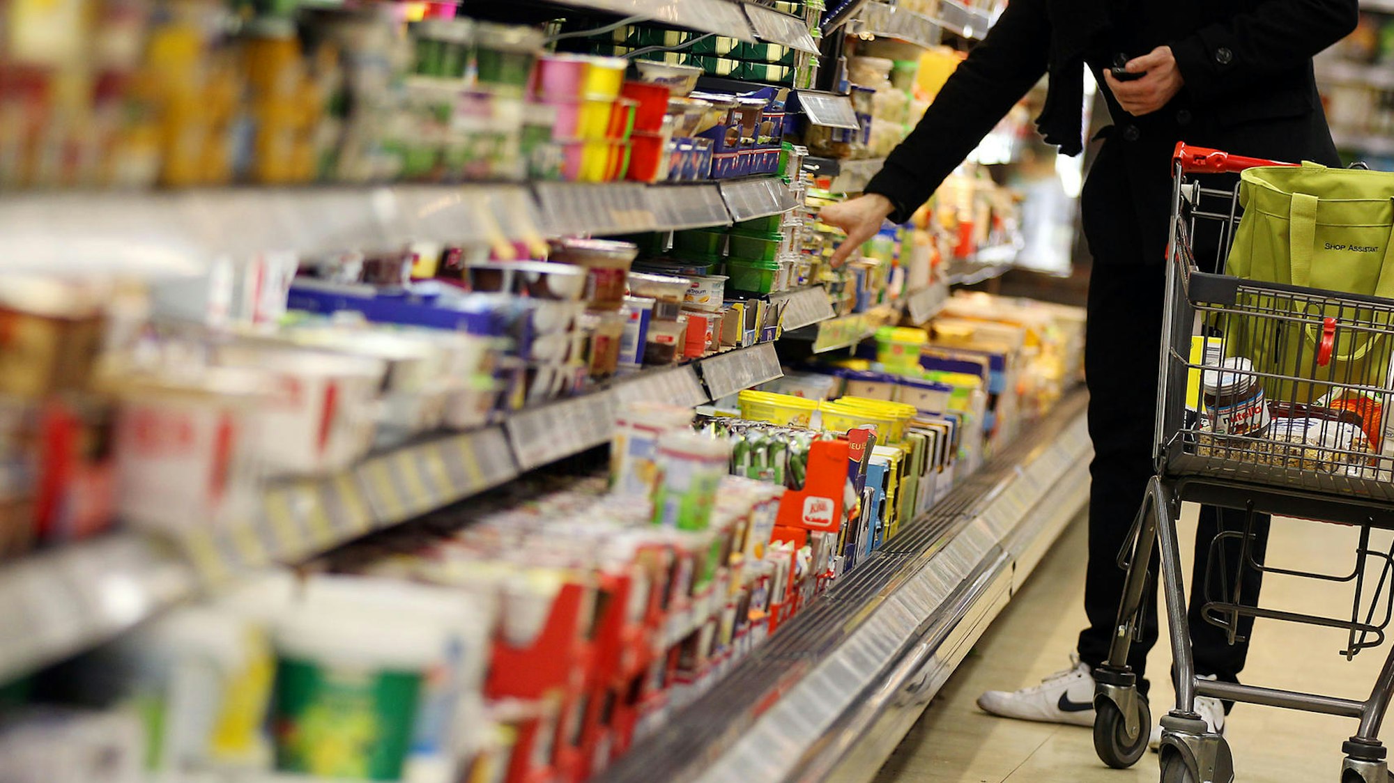 Ein Kunde kauft in einem Supermarkt ein. Immer wieder rufen Supermärkte und Discounter Produkte wegen des Stoffes Ethylenoxid zurück.