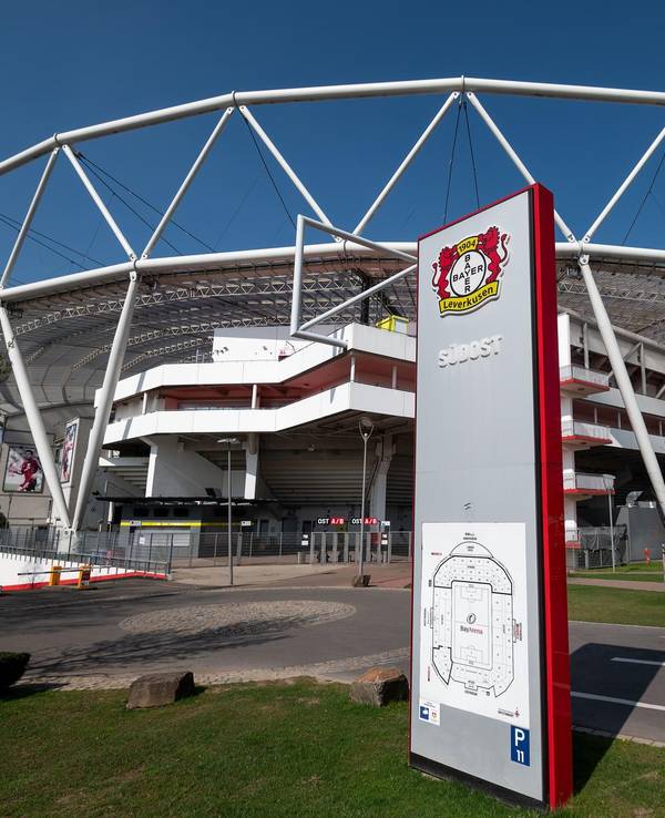 Außensicht der BayArena in Leverkusen.