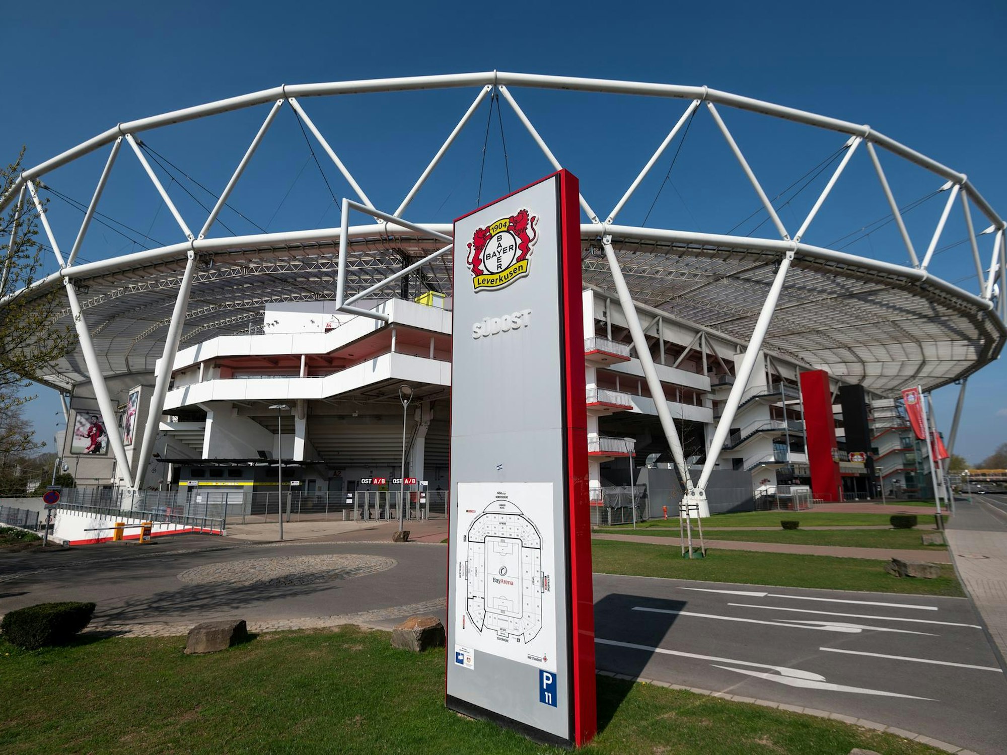Außensicht der BayArena in Leverkusen.