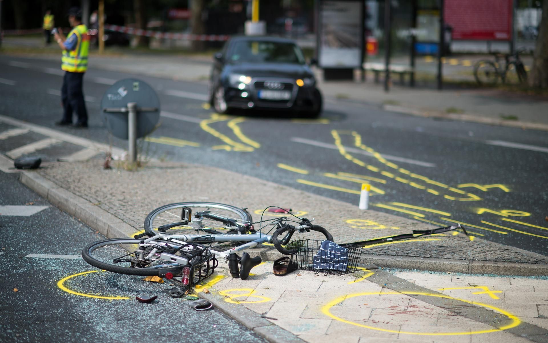 Ein Fahrrad liegt nach einem Unfall auf der Straße.