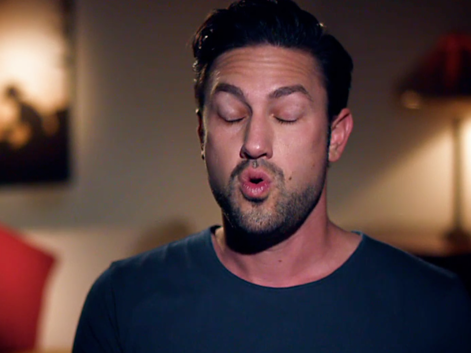 Bachelor David Völz verzerrt sein Gesicht im Interview.