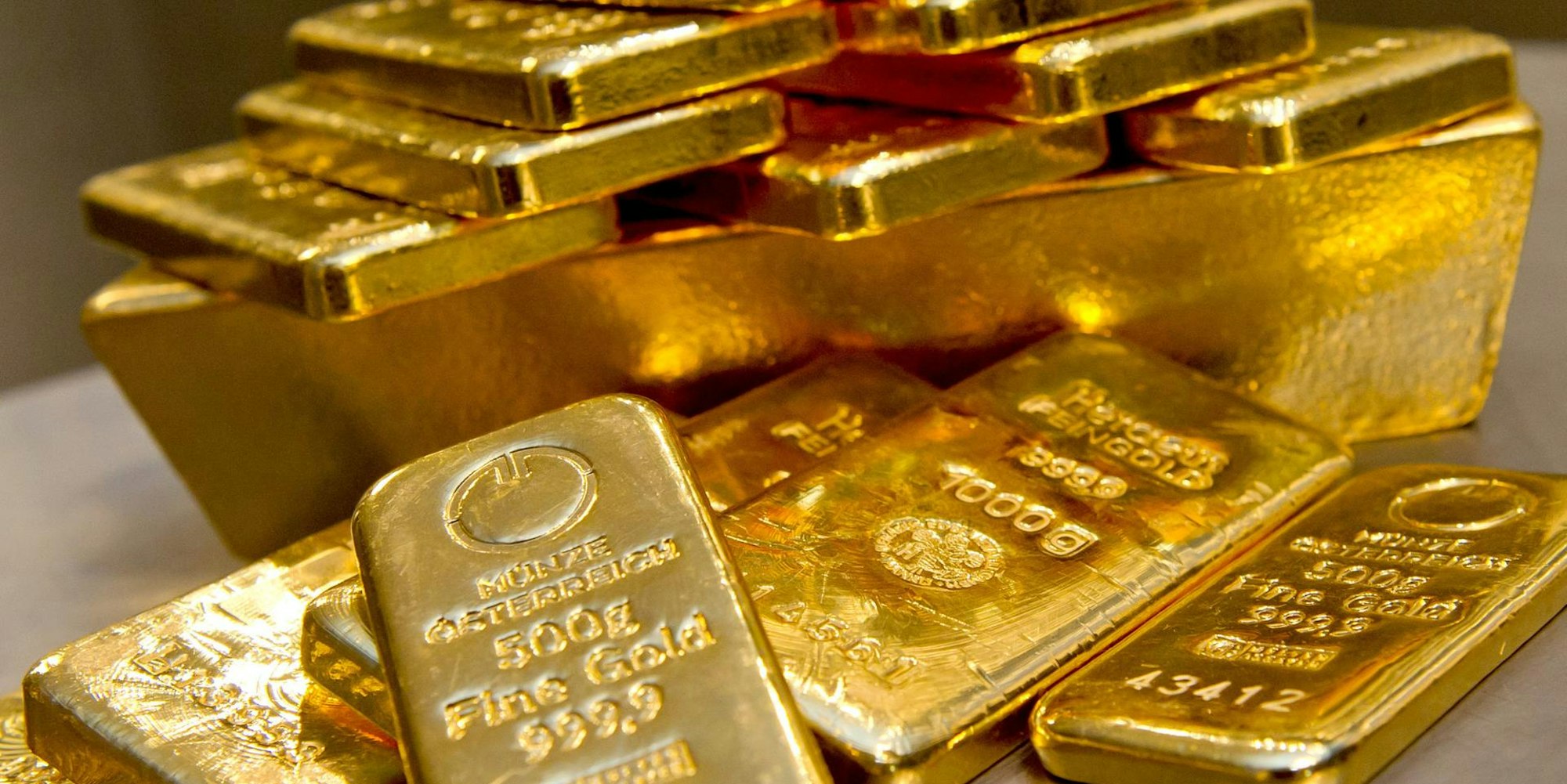 Paar_findet_Goldbarren_im_Garten_Symbolfoto