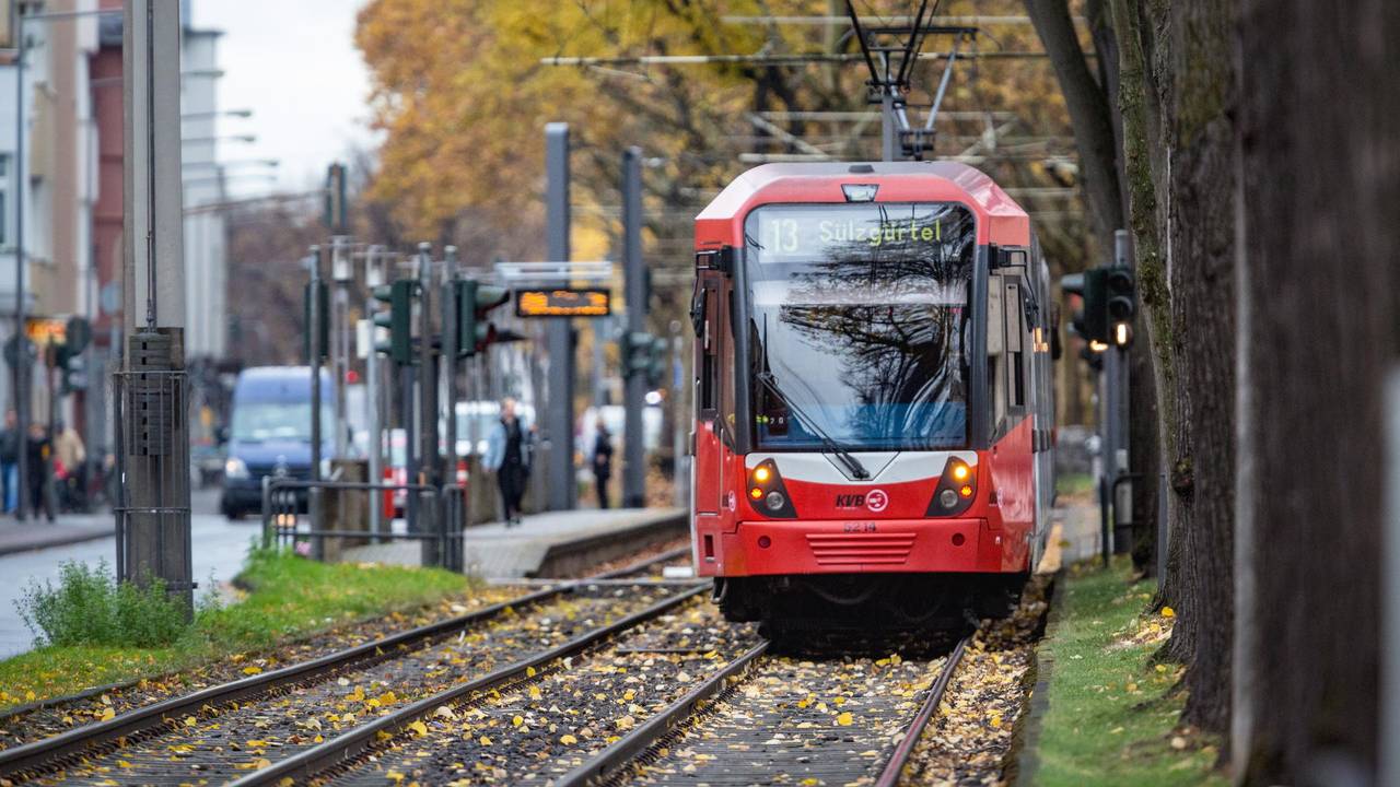 Eine Bahn der KVB-Linie 13 (undatiertes Symbolfoto)