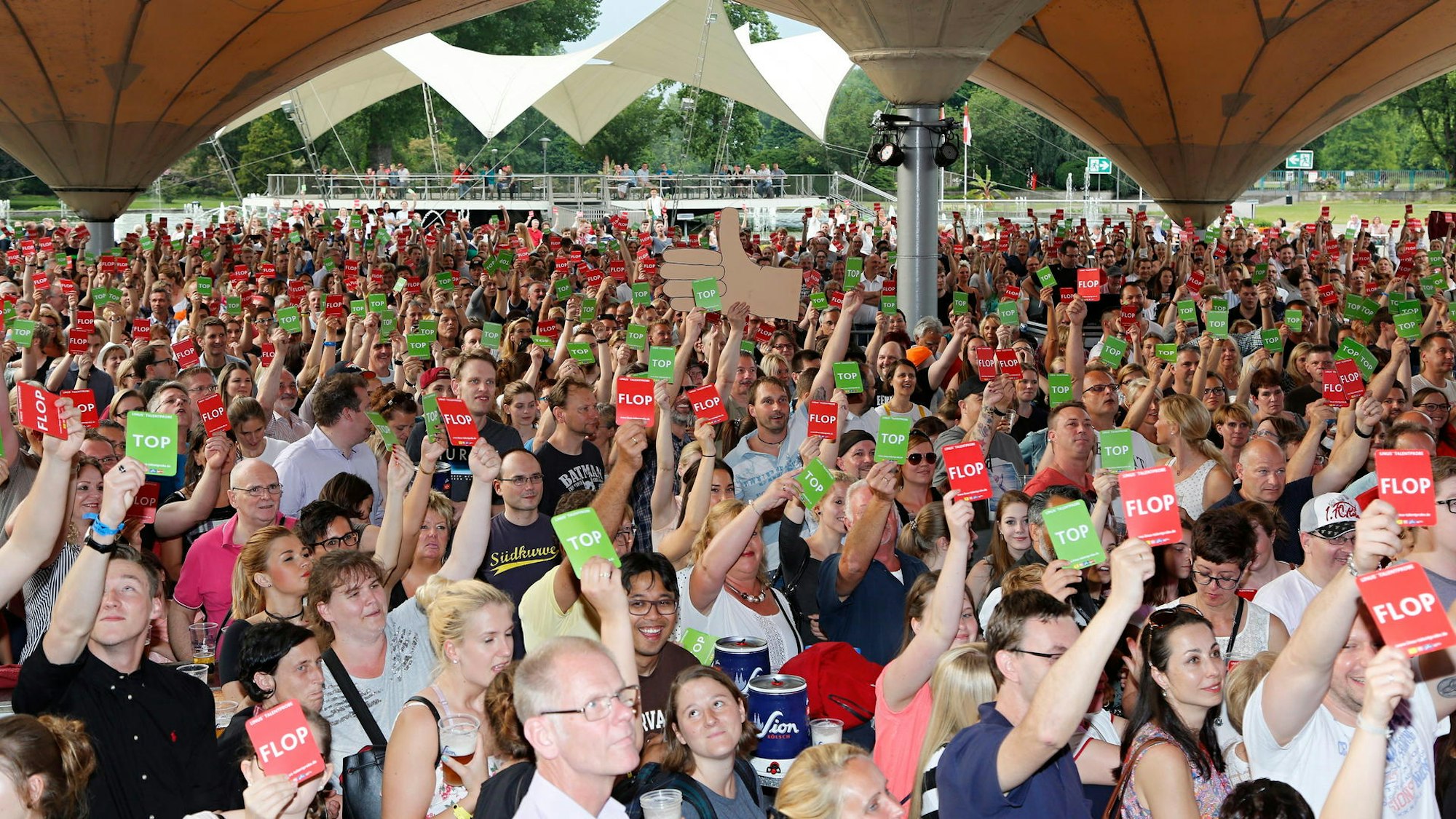 Das Publikum urteilte über die Talente mit Gebrüll, unflätigen Bemerkungen oder Pappschildern.