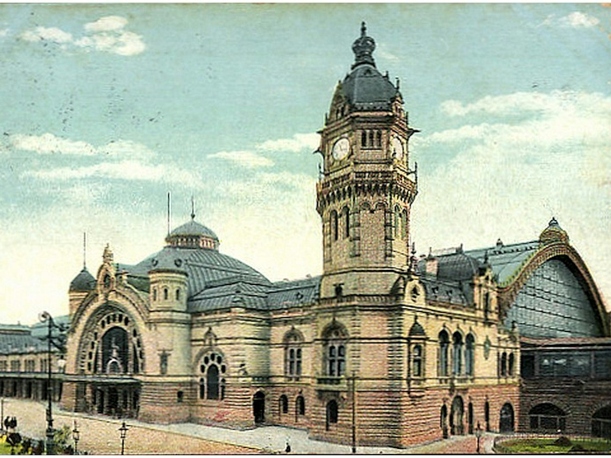 Die Postkarte zeigt den 1894 eröffneten, prachtvollen Gründerzeit-Bahnhof.