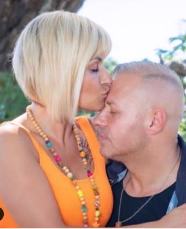 Jasmin Herren küsst ihrem am 20. April 2021 verstorbenen Ehemann Willi Herren die Stirn. Das Foto hatte sie am 30. November 2020 auf ihrem Instagram-Account gepostet.