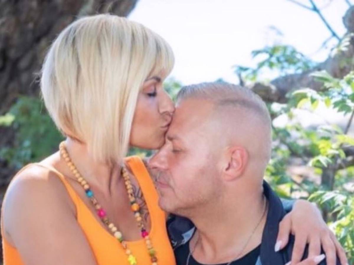 Jasmin Herren küsst ihrem am 20. April 2021 verstorbenen Ehemann Willi Herren die Stirn. Das Foto hatte sie am 30. November 2020 auf ihrem Instagram-Account gepostet.