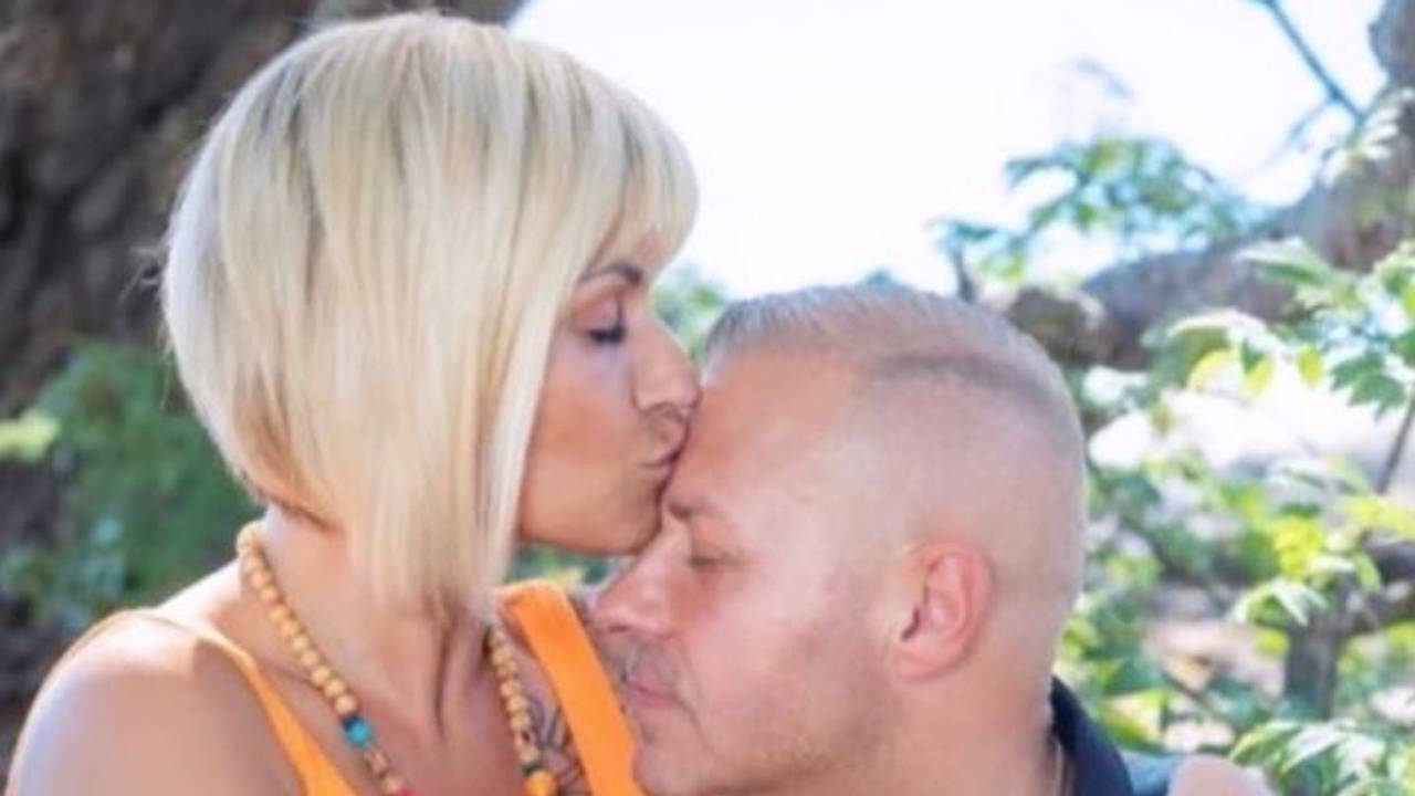 Jasmin Herren küsst ihrem am 20. April 2021 verstorbenen Ehemann Willi Herren die Stirn. Das Foto hatte sie am 30. November 2020 auf ihrem Instagram-Account gepostet.